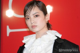 平手友梨奈、“400万超え”時計身につけ登場 クールな視線で存在感放つ＜TIME UNLIMITED - カルティエ ウォッチ 時を超える＞ 画像