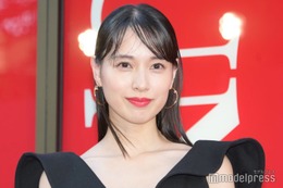 戸田恵梨香、夫・松坂桃李から貰った時計輝く ブラックドレスで美谷間披露＜TIME UNLIMITED - カルティエ ウォッチ 時を超える＞ 画像