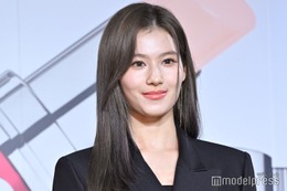 TWICEサナ、レースコルセットを大胆衣装に “あざとさの進化系”コケット・ファッションで魅了 画像