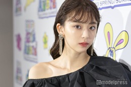 朝倉海発掘の美女・しゅう、YouTubeチャンネル開設 初投稿は“スカウトされたバイト先”で接客「1年で人生変わった」 画像