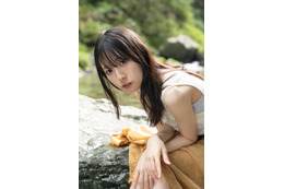 日向坂46金村美玖、ノースリーブで素肌際立つ ふるさと巡るグラビアに 画像