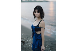 大久保桜子、海辺で大胆ランジェリー姿披露 画像