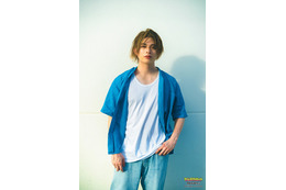砂川脩弥、爽やかシャツでアンニュイな表情 画像