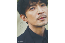 津田健次郎、ブラックスーツで大人の色気 写真集「ささやき」表紙解禁 画像