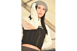三原羽衣、目元ストーン×囲み目の奇抜メイク姿が新鮮 クールなへそ出しファッション＜OKINAWA COLLECTION 2023＞ 画像