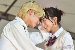 「恋ステ」“いちたく”木場苺花＆関口卓巳カップル、舞台上で“おでこコツン” 沖繩デートの思い出明かす＜OKINAWA COLLECTION 2023＞ 画像
