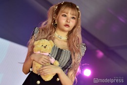 戦慄かなの、ふんわりツインテール姿でドーリーな魅力 ミニスカから美脚披露＜OKINAWA COLLECTION 2023＞ 画像