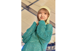 MINAMI、透け感可愛い鍵編みニット姿で登場 オレンジリップもキュート＜OKINAWA COLLECTION 2023＞ 画像