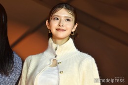 鈴木ゆうか、センター分け×金箔ヘアが新鮮 華やかな雰囲気まとう＜OKINAWA COLLECTION 2023＞ 画像