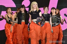 Girls2、初沖縄ステージで笑顔弾ける ミニ丈トップスから美腹筋チラリ＜OKINAWA COLLECTION 2023＞ 画像