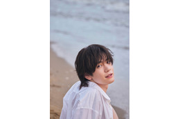 内藤秀一郎、ビーチではしゃぐ無邪気な姿・色気だだもれシャワーシーン…1st写真集決定 画像