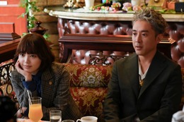 ムロツヨシ＆平手友梨奈、初共演で対照的な姿「うちの弁護士は手がかかる」場面写真初解禁 画像