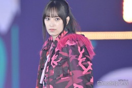 日向坂46佐々木久美、ミニ丈ワンピ×網タイツでセクシーに＜GirlsAward 2023 A／W＞ 画像