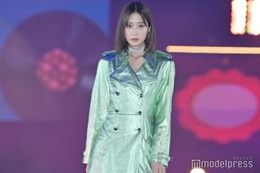 高橋ひかる、グリーンメタリック×ラメの奇抜コーデ 美脚シルエット輝く＜GirlsAward 2023 A／W＞ 画像
