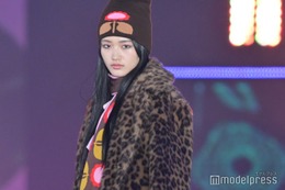 櫻坂46山崎天、ド派手“柄×柄コーデ”着こなし 唯一無二の表現力光る＜GirlsAward 2023 A／W＞ 画像