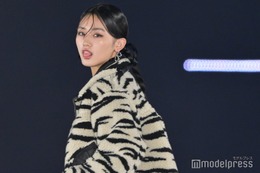 櫻坂46山崎天、ウエスト＆美脚チラリ クールな眼差しとのギャップで魅了＜GirlsAward 2023 A／W＞ 画像