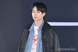 綱啓永、黒髪イメチェン後初ランウェイ 不意打ちウインクにキュン＜GirlsAward 2023 A／W＞ 画像