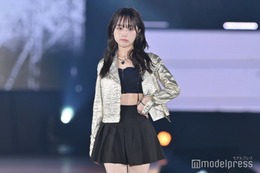 なえなの、ミニスカでウエスト＆美脚大胆魅せ ロングヘアで大人っぽく＜GirlsAward 2023 A／W＞ 画像