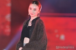 「最高の教師」出演で話題・田鍋梨々花、美ウエストちらり 韓国風“カチモリ”ヘアでクールに＜GirlsAward 2023 A／W＞ 画像