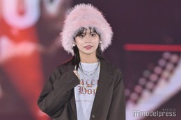 永瀬莉子、 ショーパンでランウェイ闊歩 ファーハットで冬先取り＜GirlsAward 2023 A／W＞ 画像