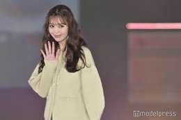 藤田ニコル、ニット×ミニ丈スカートの“王道冬コーデ”でキュートにランウェイ＜GirlsAward 2023 A／W＞ 画像