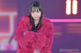 井桁弘恵、ド派手ピンクコーデに視線集中 抜群スタイル際立つ＜GirlsAward 2023 A／W＞ 画像