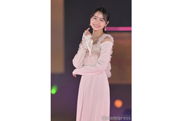 “ティーンの憧れ”林芽亜里、ホワイトワンピで美デコルテ披露＜GirlsAward 2023 A／W＞ 画像