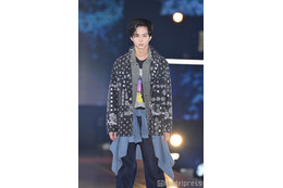 鈴木仁、唯一無二のオーラ光る 抜群スタイルに視線集中＜GirlsAward 2023 A／W＞ 画像