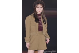 日向坂46加藤史帆、ミニ丈で美スタイル際立つ 秋カラーがお似合い＜GirlsAward 2023 A／W＞ 画像