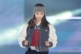 Girls2小川桜花、ヘアバンド姿がクール シースルーソックスでスラリ美脚際立つ＜GirlsAward 2023 A／W＞ 画像