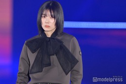 櫻坂46藤吉夏鈴、ビッグリボンがお似合い 鋭い視線に観客夢中＜GirlsAward 2023 A／W＞ 画像