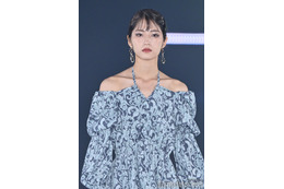 若月佑美、美デコルテ大胆披露 クールなドレススタイル＜GirlsAward 2023 A／W＞ 画像