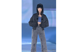 大友花恋、囲み目メイクで印象ガラリ 美ウエストに釘付け＜GirlsAward 2023 A／W＞ 画像