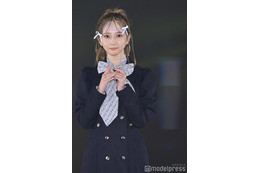 ≠ME谷崎早耶、個性派リボンヘアが可愛い “あざと可愛い”仕草で観客虜に＜GirlsAward 2023 A／W＞ 画像