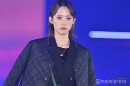 “元看護士TikToker”わらし。差し色コーデで存在感 動画とのギャップで沸かす＜GirlsAward 2023 A／W＞ 画像