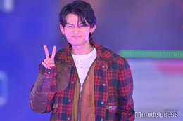 藤原大祐、赤チェック×セットアップで秋らしさ全開 お茶目にピース＜GirlsAward 2023 A／W＞ 画像