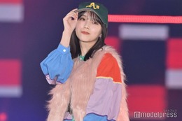 乃木坂46与田祐希、小物活かした上級者コーデ 儚げフェイスに注目＜GirlsAward 2023 A／W＞ 画像