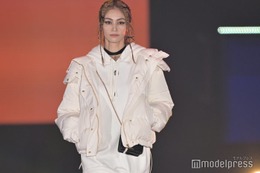 楓、Happiness解散後初の公の場 三つ編みリボン×モノクロの甘辛コーデ＜GirlsAward 2023 A／W＞ 画像