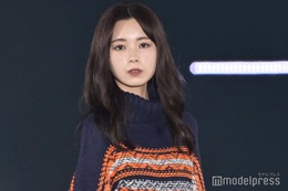 筒井あやめ、萌え袖ニット×デコ出しスタイルが可愛い＜GirlsAward 2023 A／W＞ 画像