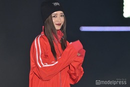 みちょぱ、“赤ジャージ1枚”の斬新コーデが鮮やか＜GirlsAward 2023 A／W＞ 画像