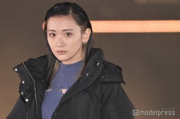 生駒里奈、ニットから胸元チラ見せ ヌーディーメイクで凛々しく＜GirlsAward 2023 A／W＞ 画像