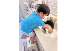 辻希美、4歳三男が米研ぎをお手伝い！一緒にクッキー作りも「可愛い」「いい感じに出来ました」 画像