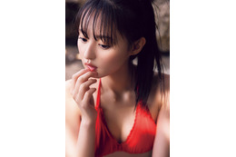 乃木坂46遠藤さくら、赤水着＆ポニーテール姿でアンニュイな表情　1st写真集先行カット第13弾解禁＜可憐＞ 画像