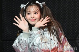 藤田ニコル、シルバーの華やかコーデ トップバッターで登場＜ViVi Night2023＞ 画像