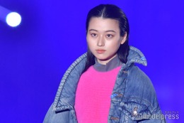 「日本アカデミー賞」新人俳優賞受賞の菊池日菜子、地元福岡に凱旋 ミニ丈ボトムから美脚のぞかせる＜TGC 北九州 2023＞ 画像
