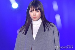 「最高の教師」で話題の茅島みずき、スラリ美脚披露 美髪なびかせランウェイ＜TGC 北九州 2023＞ 画像