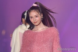 せいら、高めポニーテールですっきり美デコルテ披露 きらめくピンクニット姿＜TGC 北九州 2023＞ 画像