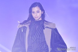中条あやみ「TGC北九州」2年連続トップバッターで開幕 4年ぶり声出し解禁で観客沸く＜TGC 北九州 2023＞ 画像