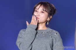矢吹奈子、投げキスからの“首コテン”が可愛い＜TGC 北九州 2023＞ 画像