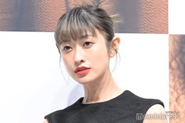 山田優、夫・小栗旬と“お揃い”金髪から青髪にイメチェン「似合ってる」「真似したい」の声 画像